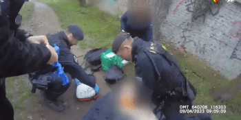 Dramatické záběry záchranné akce: Policisté masáží srdce oživovali hned dva muže