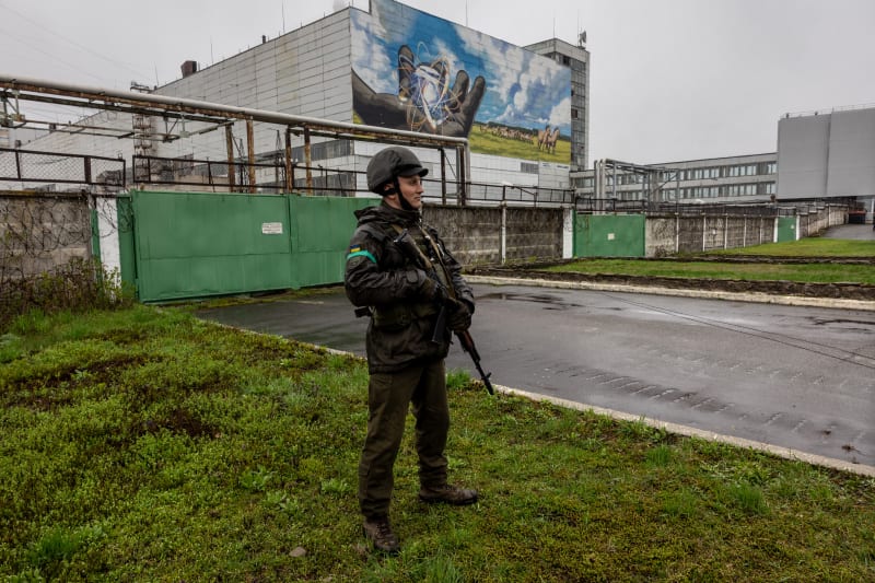 Ukrajinský voják hlídkující u Černobylu, duben 2022