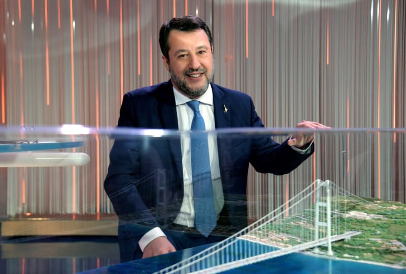Ministr infrastruktury a dopravy Matteo Salvini ukazuje model projektu mostu přes Messinskou úžinu (Stretto di Messina).