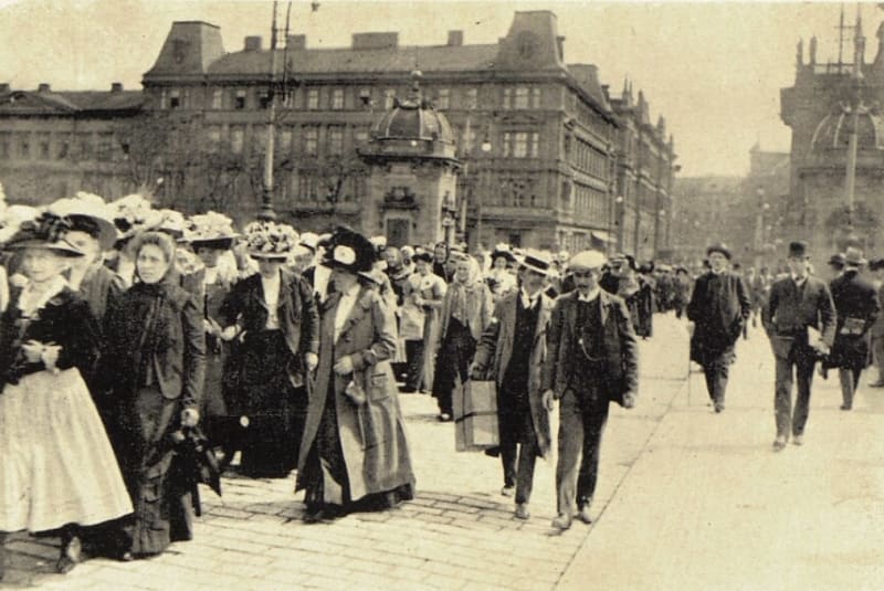 Oslavy Svátku práce v Praze roku 1912, v reportáži časopisu Světozor. Snímek z prvních oslav v roce 1890 není znám.