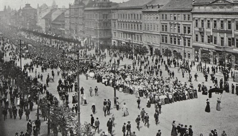 Oslavy Svátku práce v Praze roku 1906, v reportáži časopisu Český svět. Snímek z prvních oslav v roce 1890 není znám.
