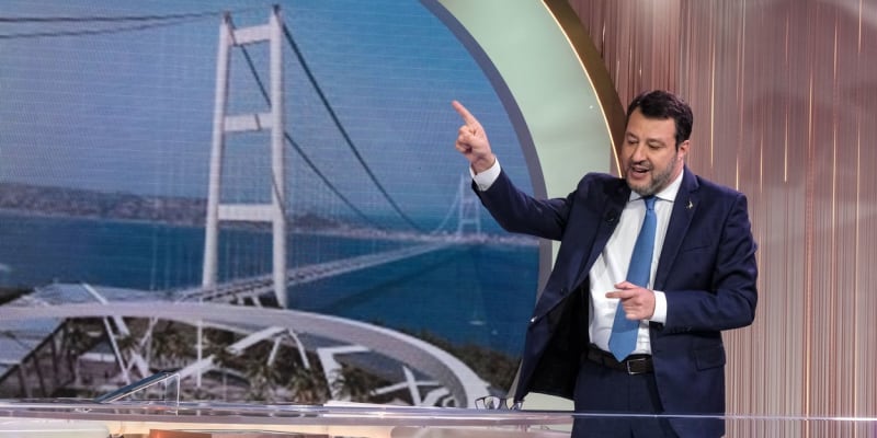 Ministr infrastruktury a dopravy Matteo Salvini ukazuje model projektu mostu přes Messinskou úžinu (Stretto di Messina).