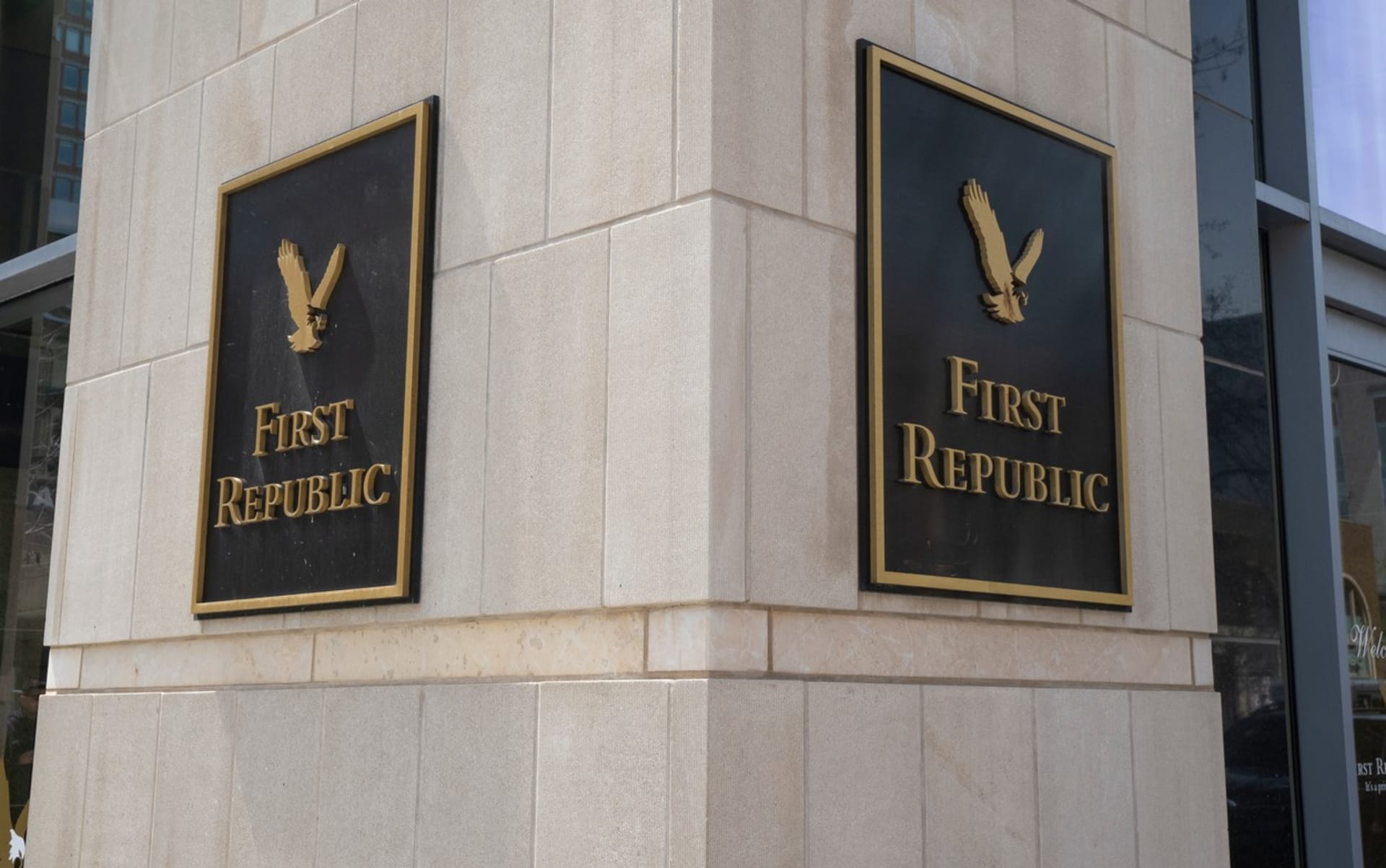 V USA úřady uzavřely finanční ústav First Republic Bank.