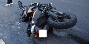 Tragická nehoda na Břeclavsku: Motorkář zemřel po srážce s traktorem, ten mu nedal přednost