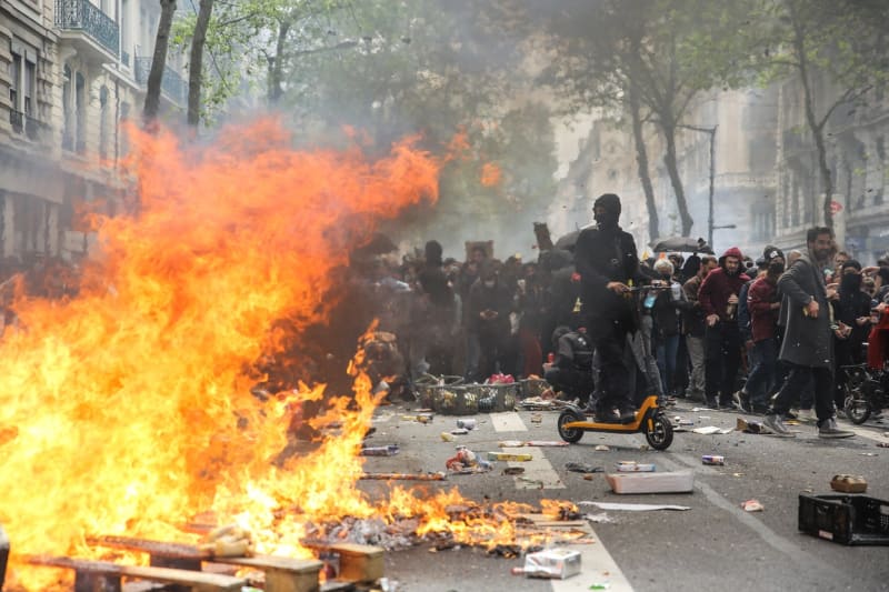 Demonstrace ve Francii provázely nepokoje.