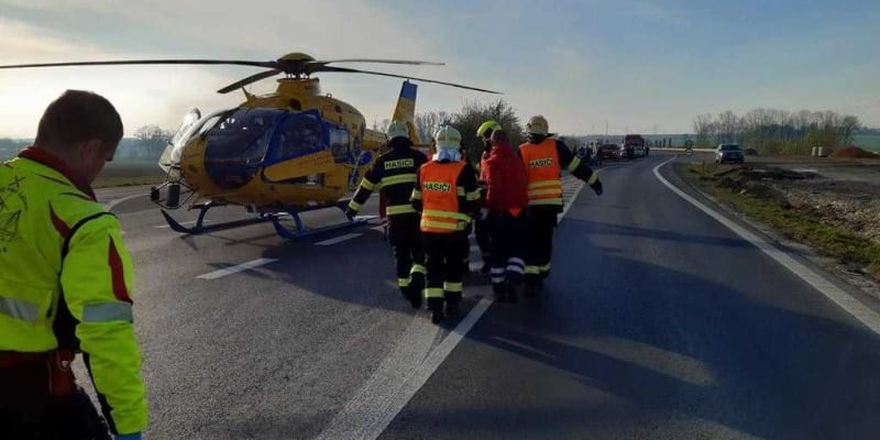 Na dálnici D7 došlo k vážné nehodě, zasahovaly dva vrtulníky (1. 5. 2023).