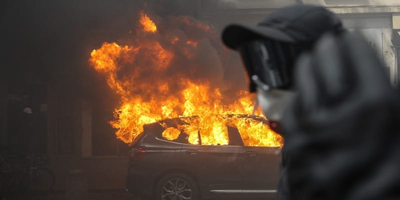 Demonstrace ve Francii provázely nepokoje.