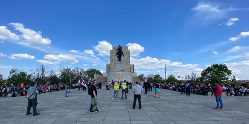 Zhruba dvě stovky účastníků mírového pochodu vyrazily k památníku na Vítkově.