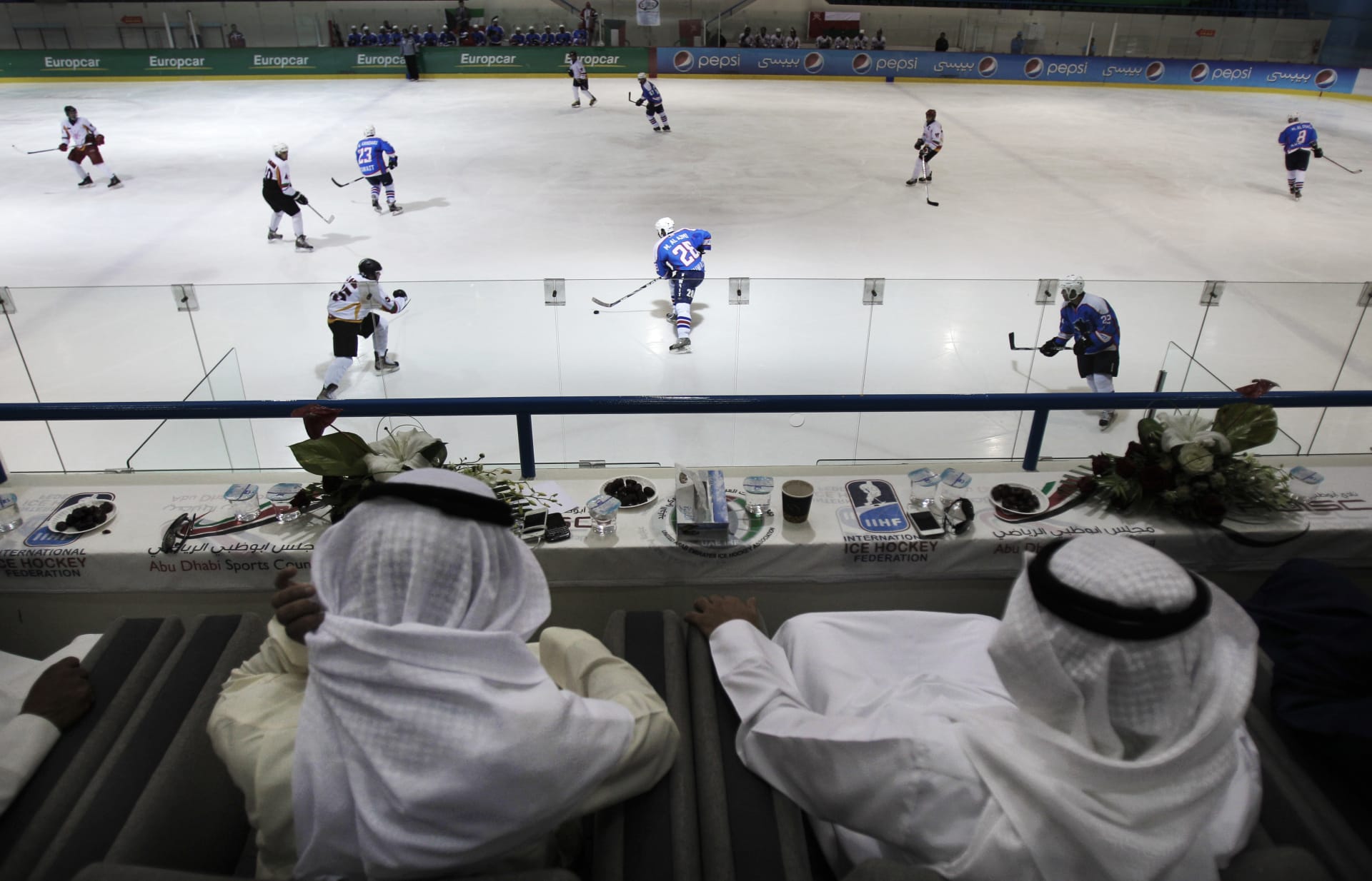 Hokej pod dohledem šejků. Takto to vypadá, když hraje Kuvajt se Spojenými arabskými emiráty.