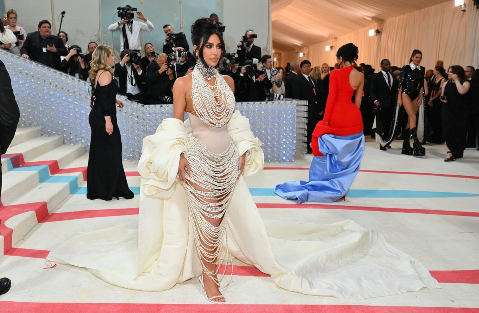 Kim Kardashian nechala v modelu z perel vyniknout svým křivkám.