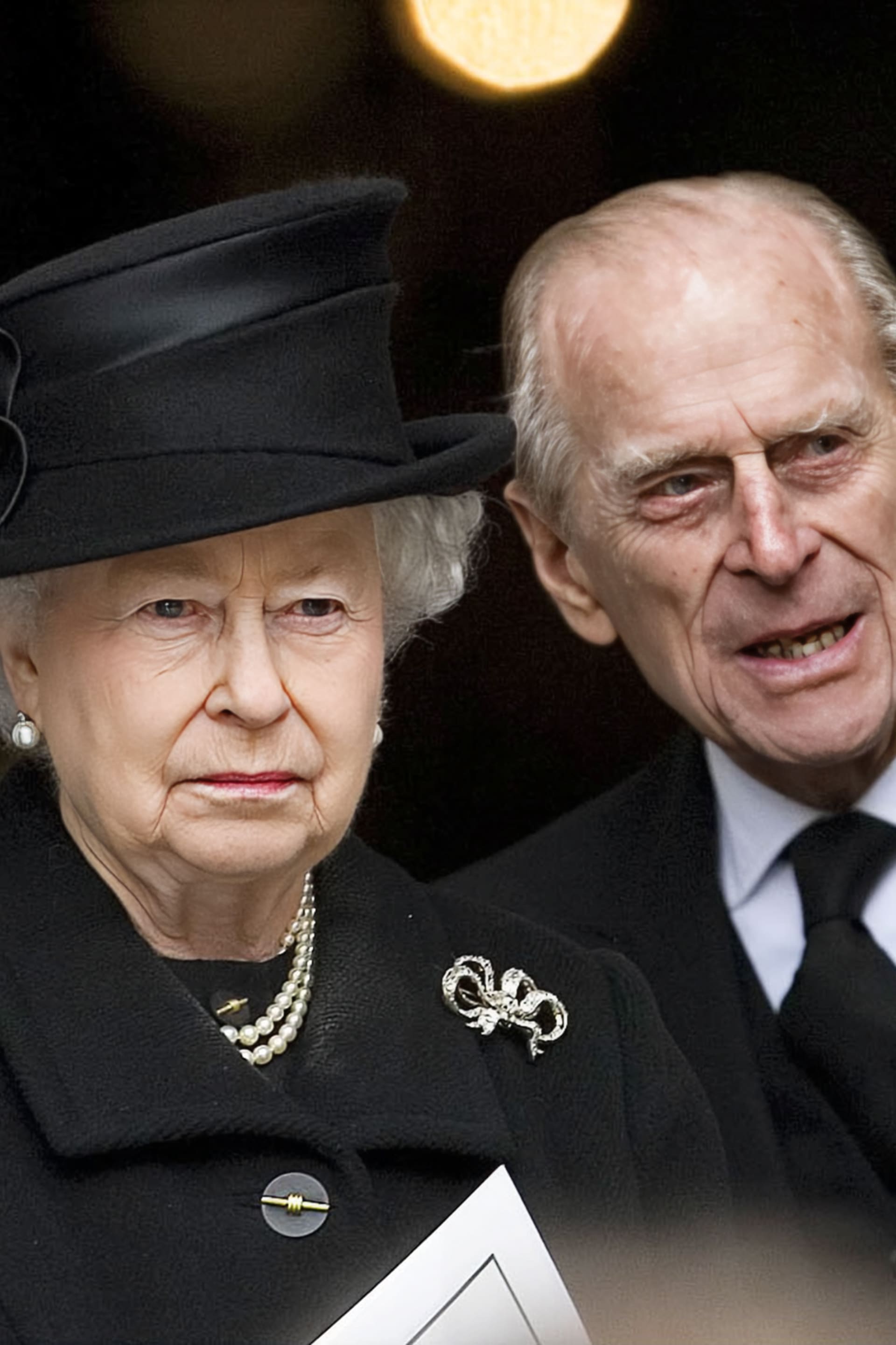 ...později ovšem královna, k překvapení nejbližšího okolí, udělila Margaret Thatcher Řád Za zásluhy. Rovněž se zúčastnila 80. narozenin bývalé premiérky a v roce 2013 také jejího pohřbu.