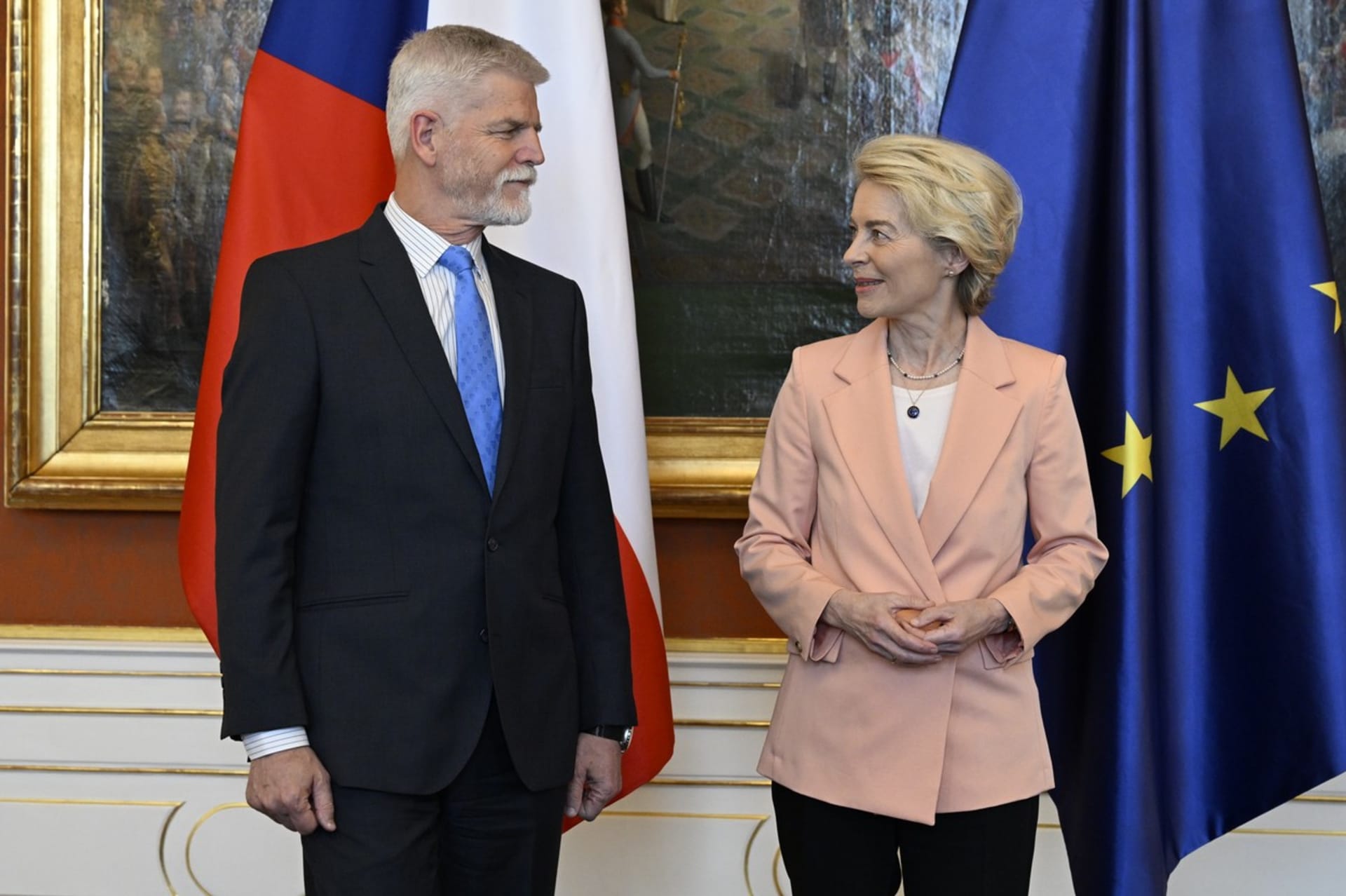 Prezident Petr Pavel se setkal s předsedkyní Evropské komise Ursulou von der Leyenovou, 2. května 2023, Pražský hrad, Praha.