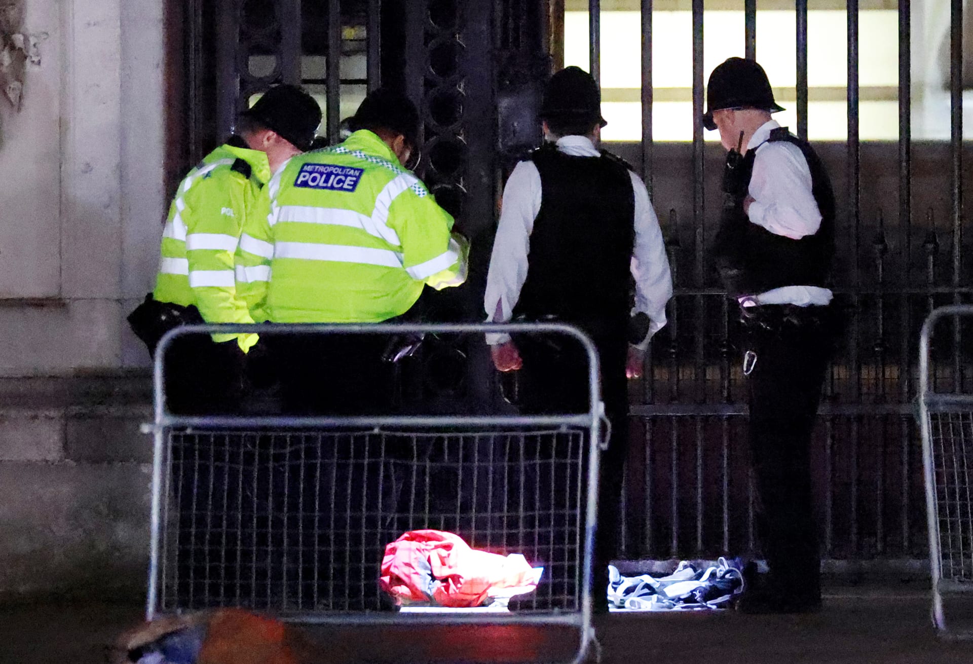 Policie před Buckinghamským palácem po zatčení muže a následném řízeném výbuchu 2. května 2023 v Londýně