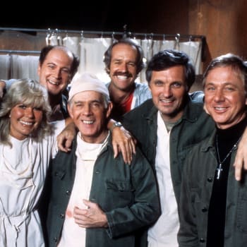 Jamie Farr, Loretta Switová, David Ogden Stiers, Harry Morgan, Mike Farrell, Alan Alda a William Christopher na reklamním portrétu k filmu "M*A*S*H", kolem roku 1978. 