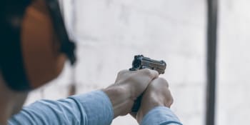 Tragická smrt na střelnici v Opavě. Mladík si přiložil zbraň ke spánku a vypálil
