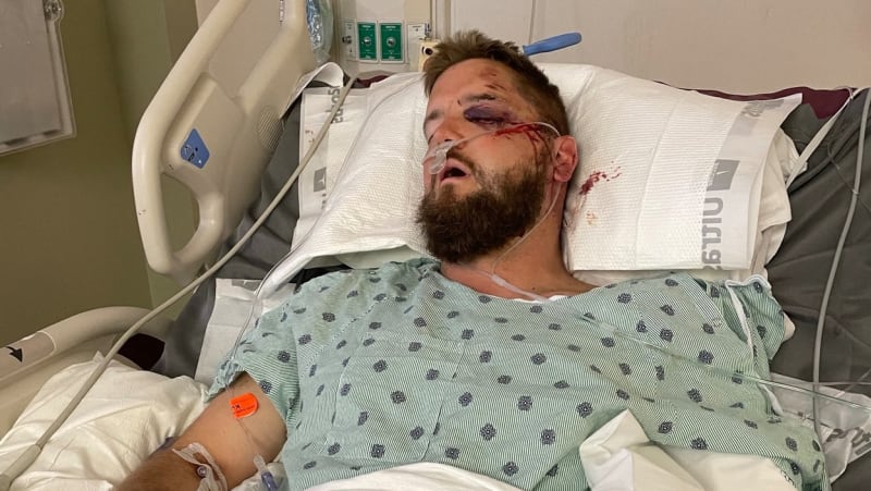 Ženich Aric Hutchinson po nehodě bojoval v nemocnici o život