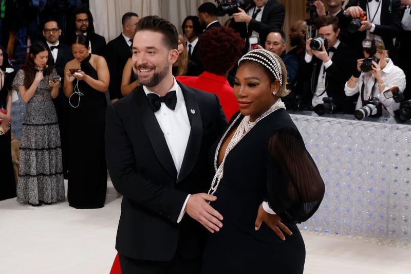 „Jsme tu ve třech,“ uvedla Williamsová na červeném koberci po boku manžela Alexise Ohaniana na módním galavečeru Met Gala