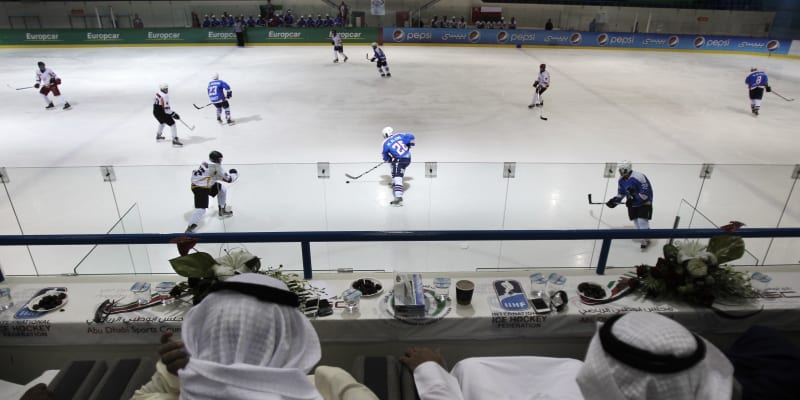 Hokej pod dohledem šejků. Takto to vypadá, když hraje Kuvajt se Spojenými arabskými emiráty.