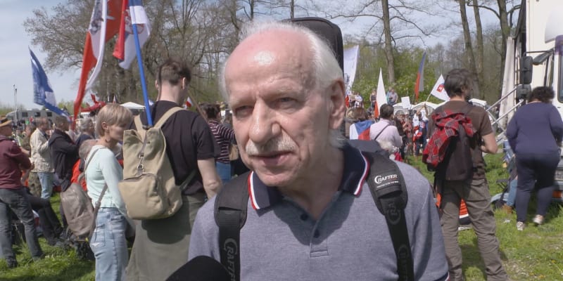 Muž na demonstraci na kameru řekl, že se zřekl syna kvůli jeho podpoře Ukrajiny a premiéra Petra Fialy