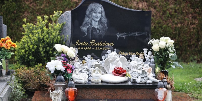 Iveta Bartošová má hrob v Říčanech. 