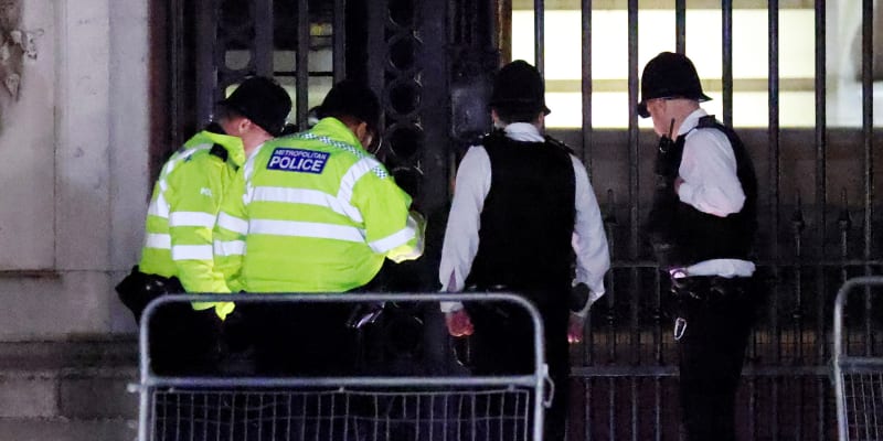 Policie před Buckinghamským palácem po zatčení muže a následném řízeném výbuchu 2. května 2023 v Londýně
