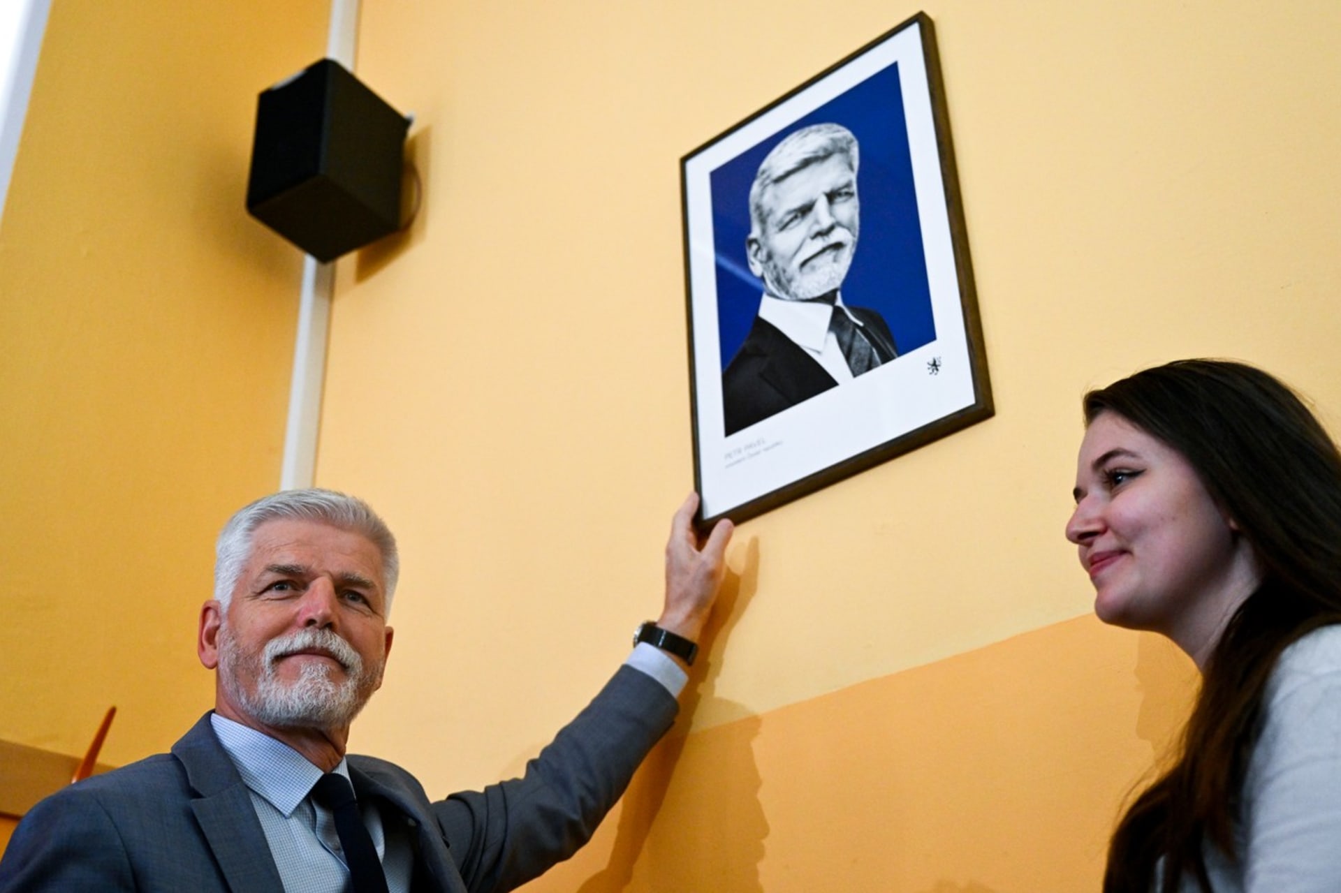 Prezident představuje svůj portrét