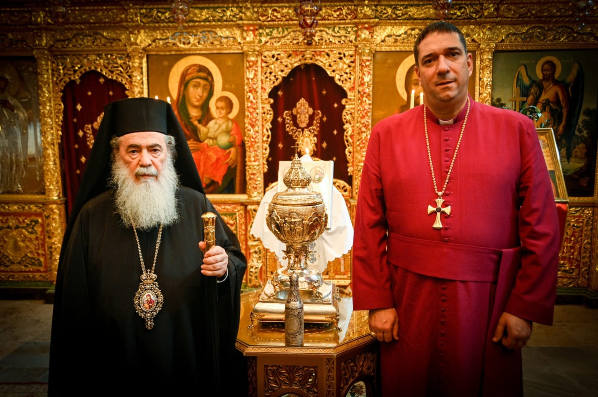 Jeruzalémský patriarcha Theofilos III. (vlevo) a arcibiskup anglikánské církve v Jeruzalémě Hosam Elias Naoum