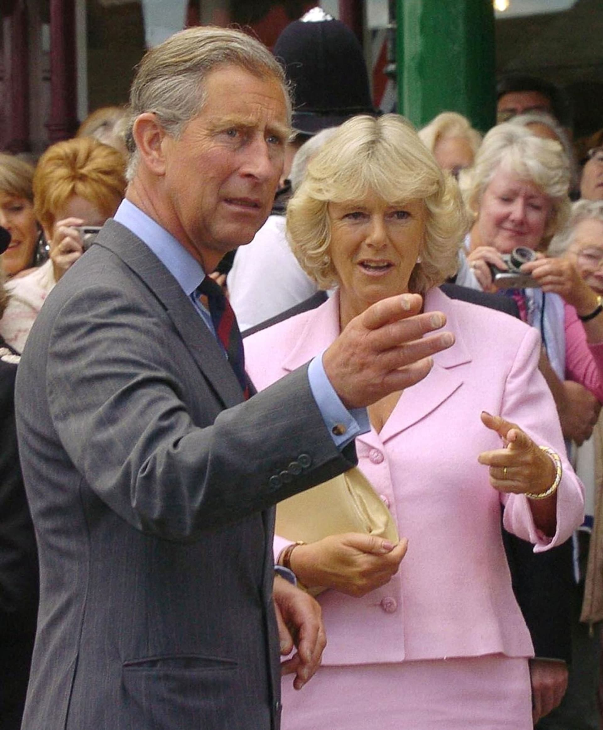 Král Karel se svou partnerkou Camillou na veřejnosti v roce 2004.