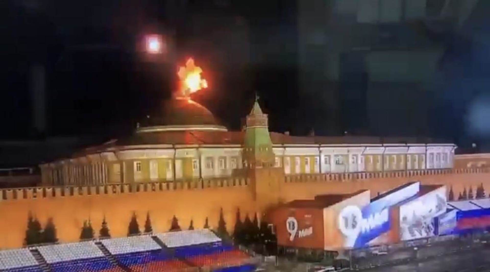 V noci na středu se přímo v Kremlu ozvalo několik explozí