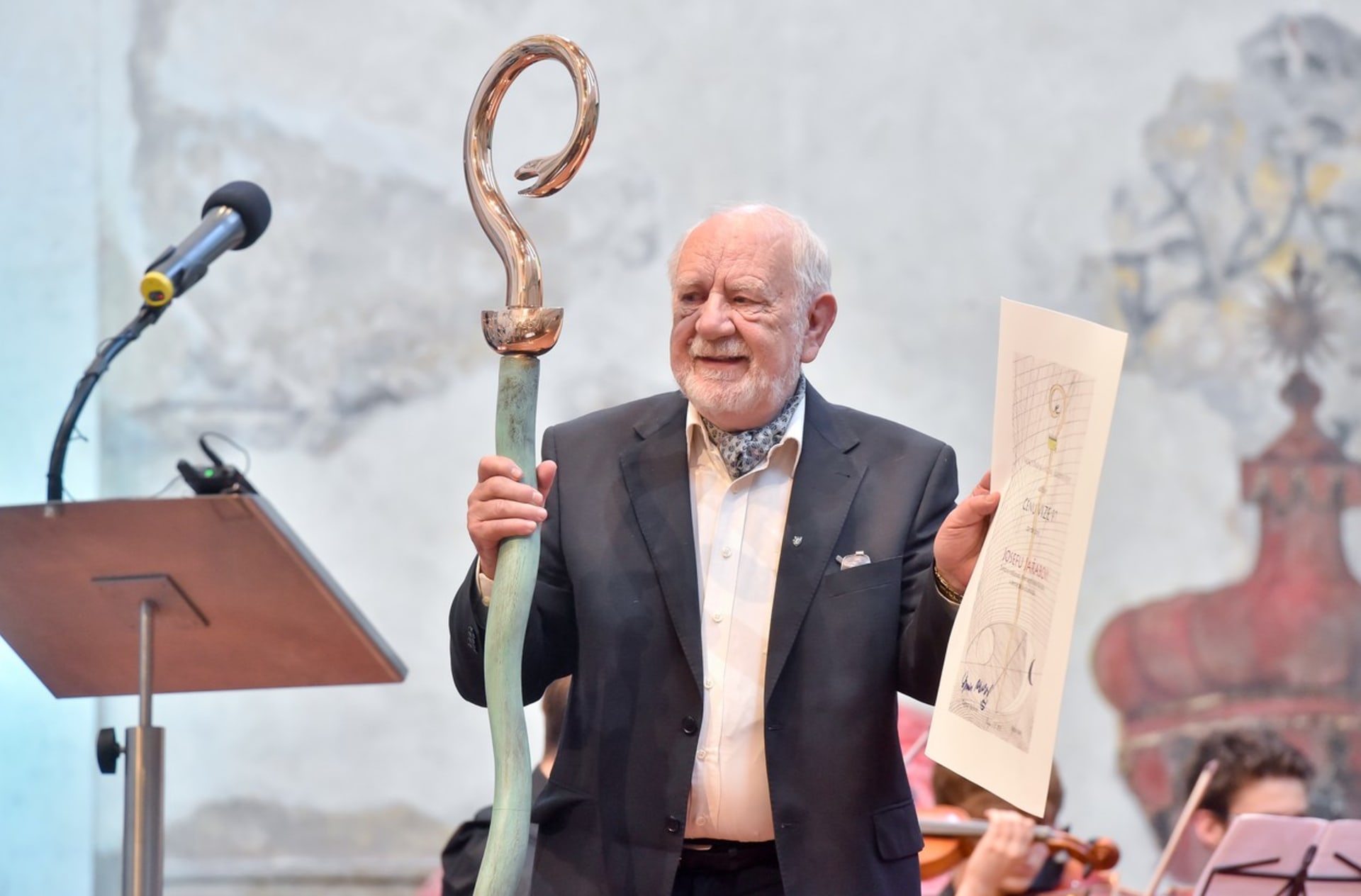 Na snímku z 5. října 2018 je Josef Jařab v Praze při přebírání jubilejní 20. Ceny Nadace Dagmar a Václava Havlových Vize 97.