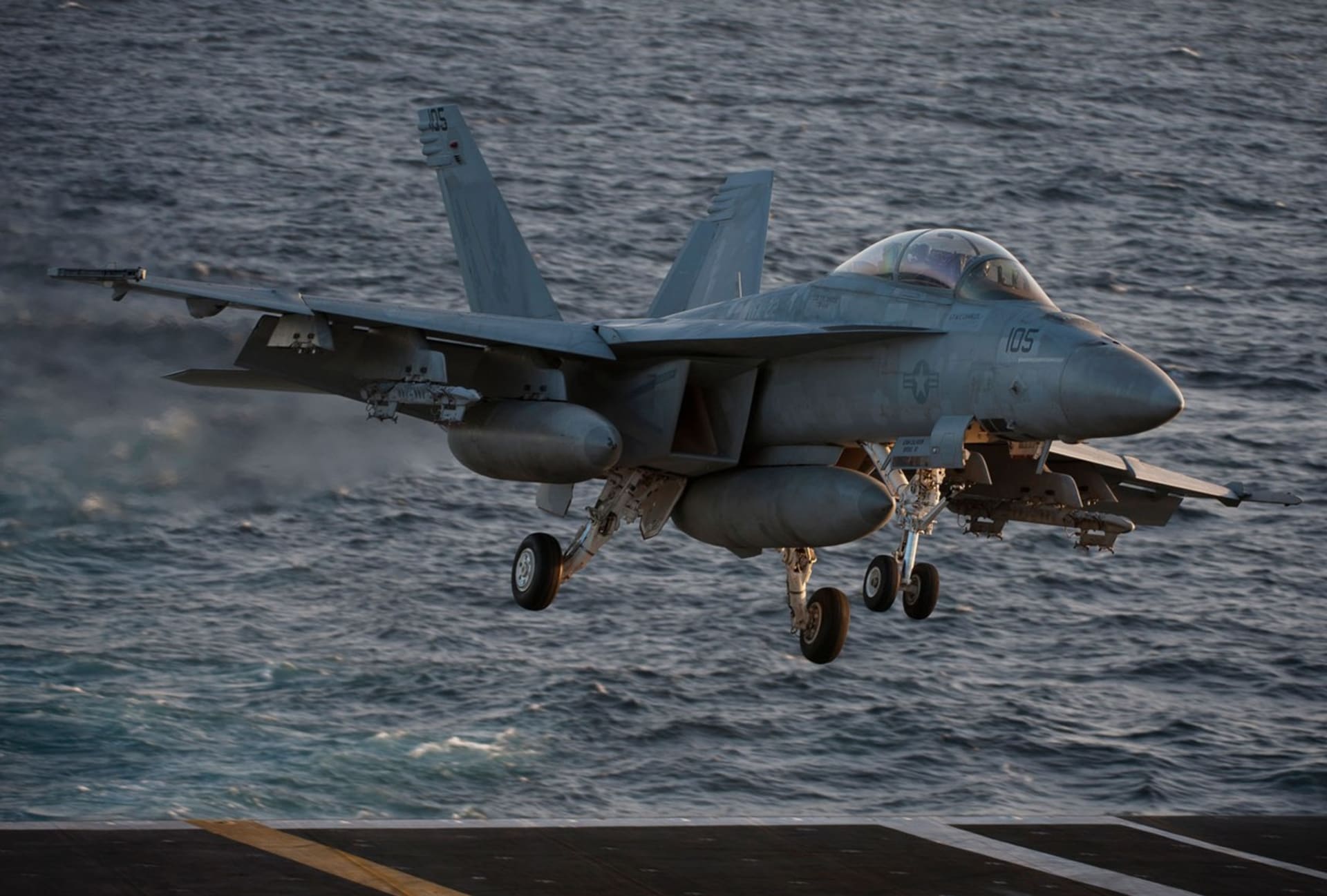 F/A-18 Super Hornet přistává na palubě letadlové lodi