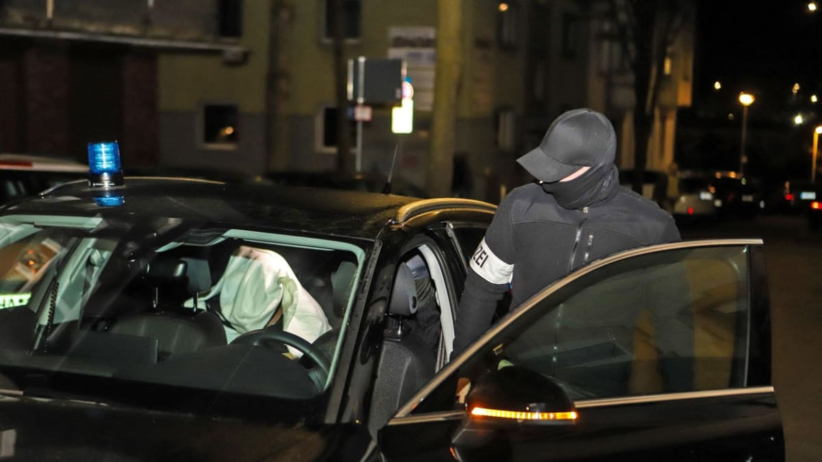 Německá policie při rozsáhlém zásahu proti italské mafii Ndranghetě. 