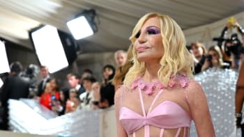 Bohyně módy i nevydařených plastik. Donatella Versace na Met Gala šokovala svou vyzáblostí