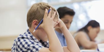 Škola stres nezpůsobuje, mohou za něj hlavně rodiče, říká odbornice. Jak dětem pomoci?