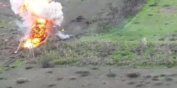 Záběry katastrofální exploze. Ukrajinci u Marjinky demolují jeden ruský obrněnec za druhým