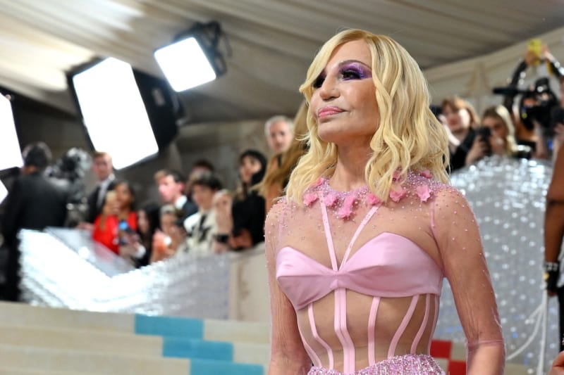 Donatella Versace na Met Gala předvedla extrémně hubenou postavu.