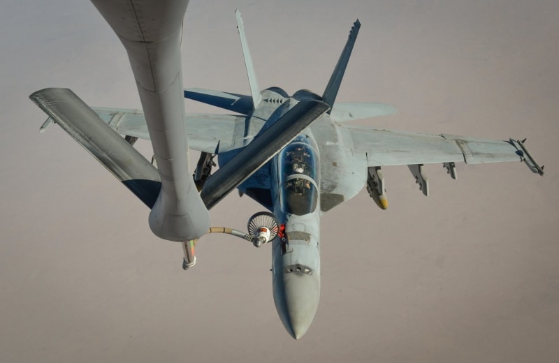 F/A-18 Super Hornet  tankuje za letu