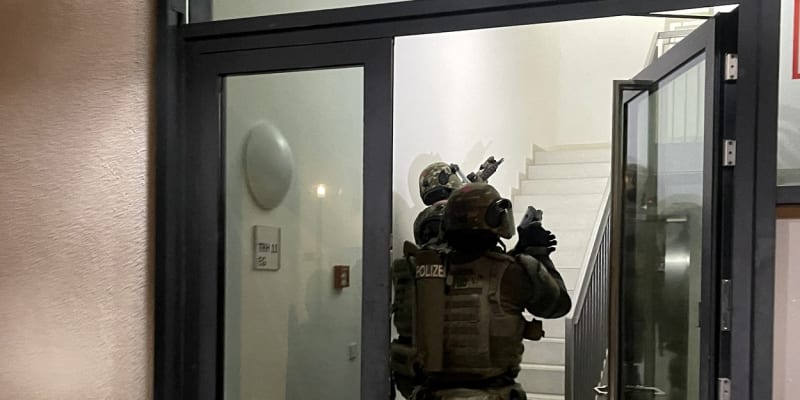 Německá policie provádí rozsáhlý zásah proti italské mafii 'Ndranghetě. 