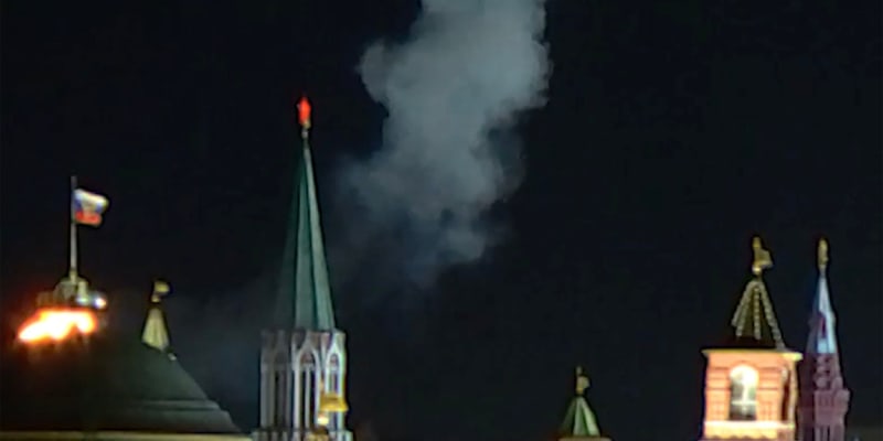 Na střeše jedné z kremelských budov došlo k požáru.