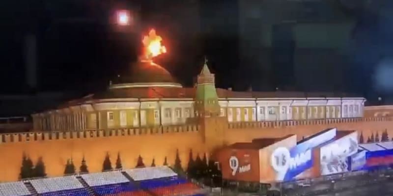 V noci na středu se přímo v Kremlu ozvalo několik explozí.
