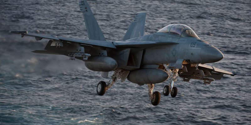 F/A-18 Super Hornet přistává na palubě letadlové lodi
