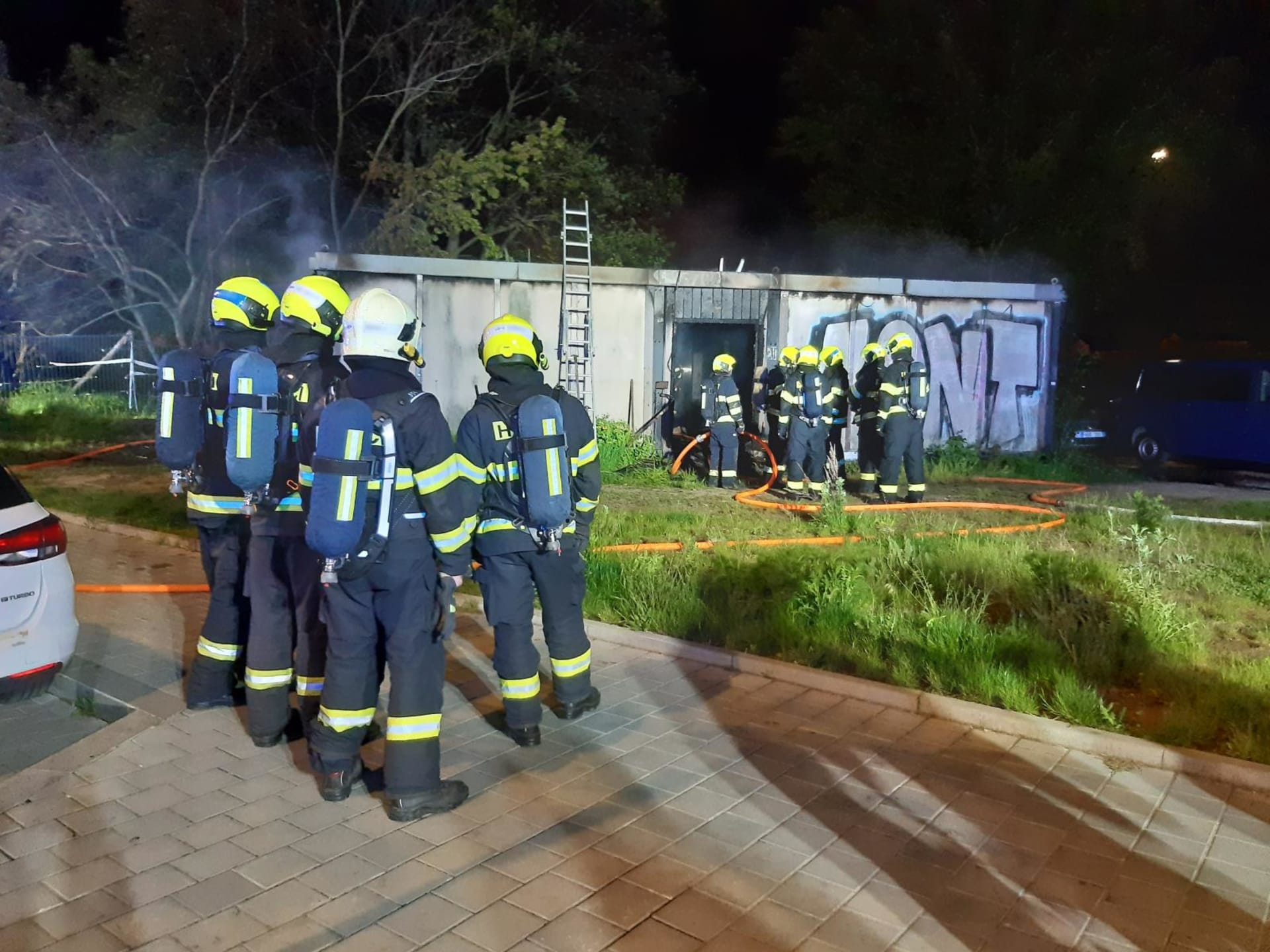  Zasahující jednotky používaly dýchací přístroje a pomocí termokamery hledaly ohniska požáru.