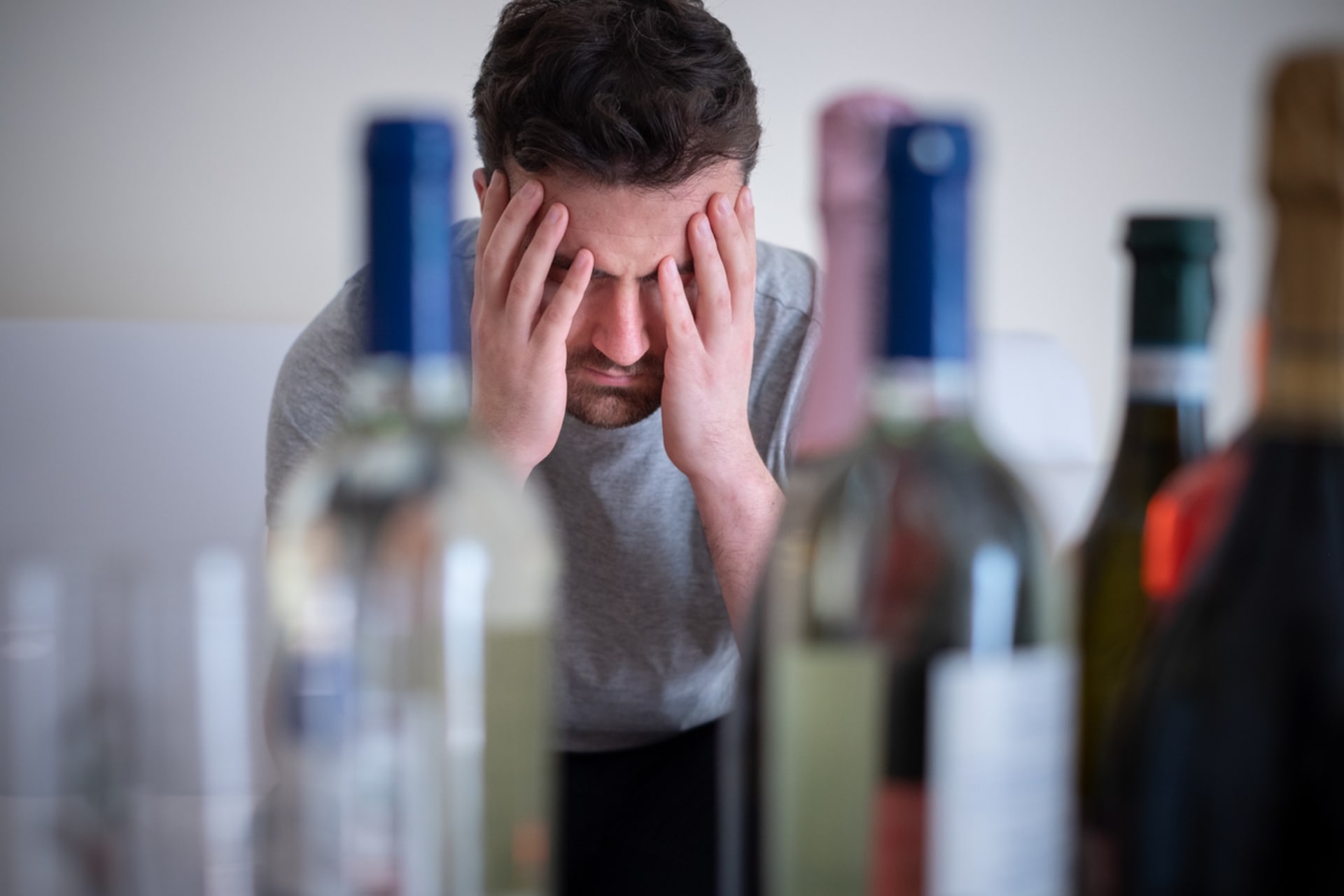 Léčbu v souvislosti s alkoholem ročně vyhledá zhruba 30 tisíc lidí. (Ilustrační foto)