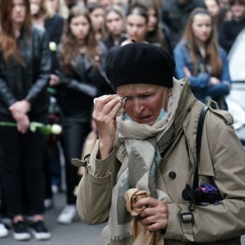 Lidé v Bělehradu truchlí nad oběťmi středeční střelby. 