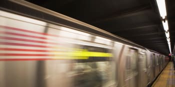 Smrt v newyorském metru. Cestující zasáhli proti hlučnému bezdomovci, ten nepřežil