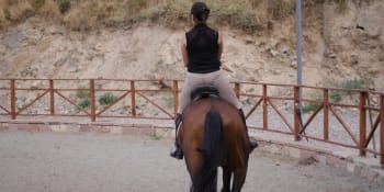 Tragická smrt vycházející hvězdy. Na patnáctiletou jezdkyni spadl při tréninku její kůň