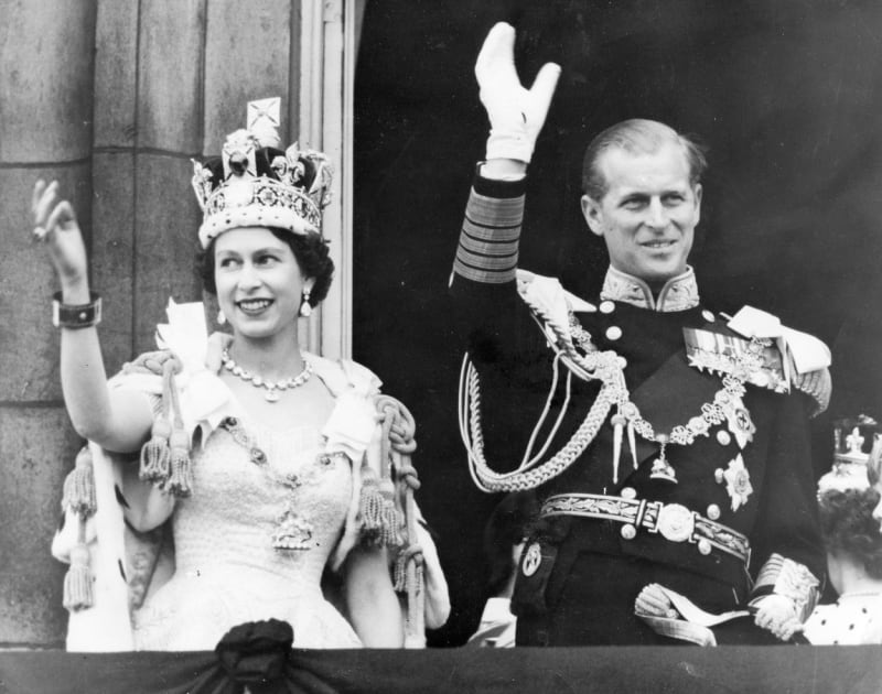 Královna Alžběta II. s princem Philipem v den korunovace