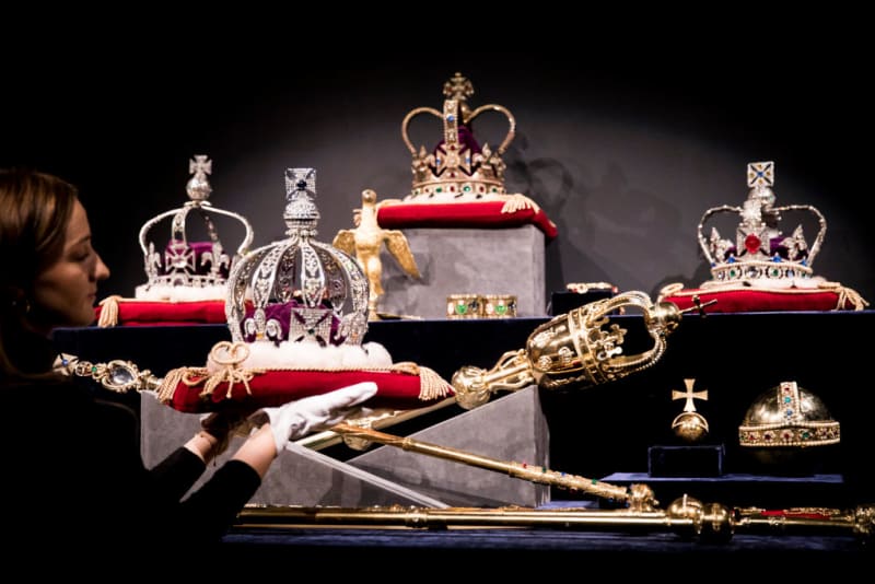 Set replik britských korunovačních klenotů, jež byl vyroben při příležitosti korunovace královny Alžběty II.