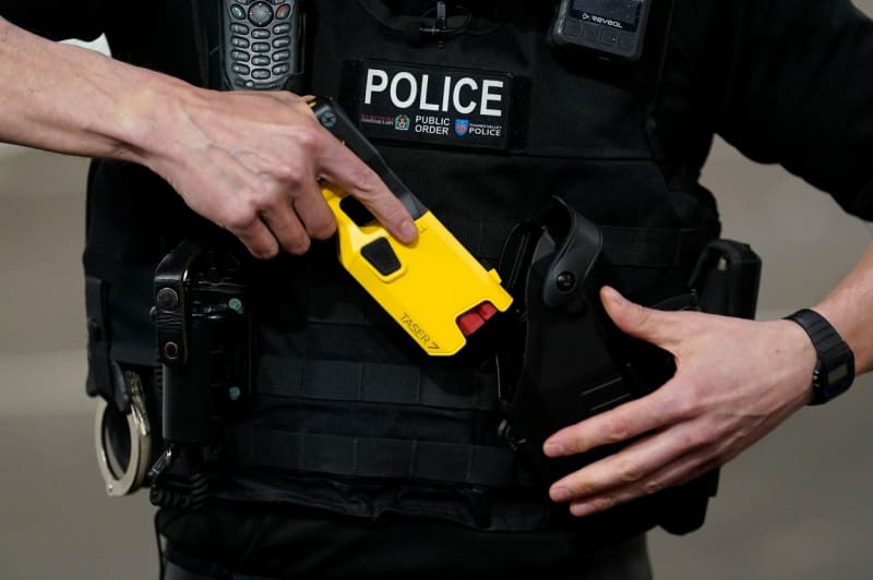 Taser v rukách britského policisty