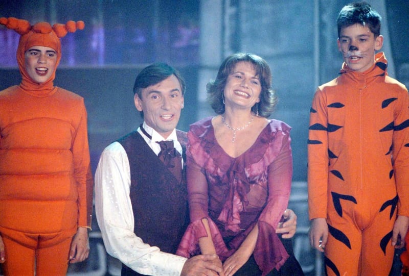 Herci Jan Čenský a Ivana Andrlová vystoupili 31. května 2002 na předávání cen 42. mezinárodního festivalu filmů pro děti a mládež ve Zlíně s písní Dělání z populární pohádky Princové jsou na draka.